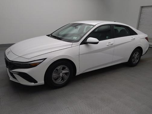 2024 Hyundai ELANTRA SE