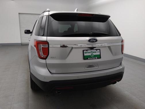 Ingot Silver Metallic 2017 Ford Explorer XLT