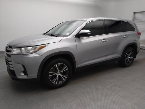 Celestial Silver Metallic 2019 Toyota Highlander LE