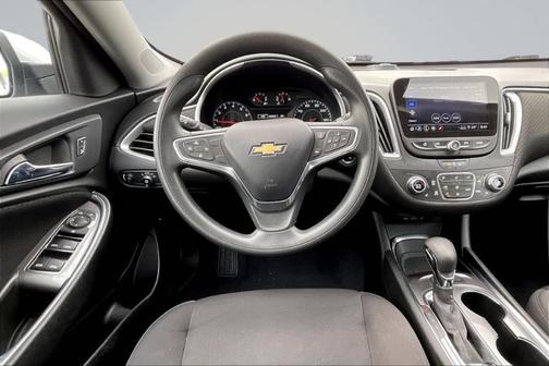 Silver Ice Metallic 2022 Chevrolet Malibu LT