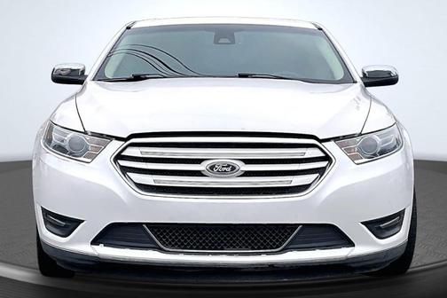 White Platinum Tri-Coat Metallic 2018 Ford Taurus Limited