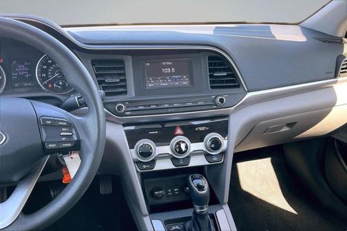 2019 Hyundai ELANTRA SE