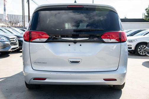 2022 Chrysler Voyager LX