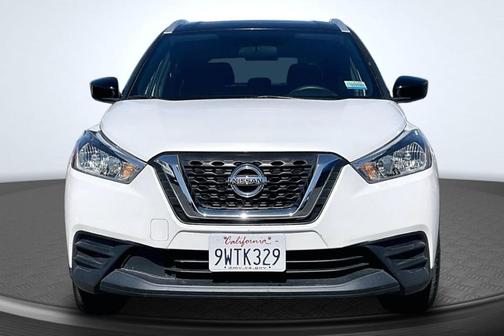 Aspen White / Super Black 2018 Nissan Kicks SV