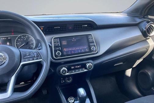 Aspen White / Super Black 2018 Nissan Kicks SV