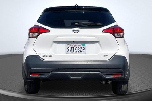Aspen White / Super Black 2018 Nissan Kicks SV