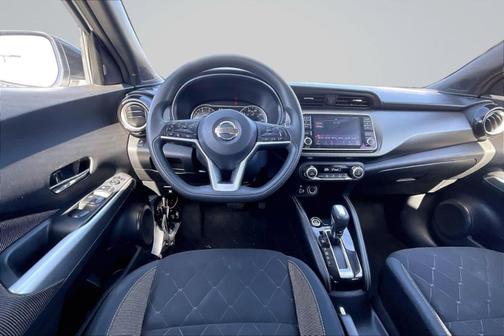 Aspen White / Super Black 2018 Nissan Kicks SV