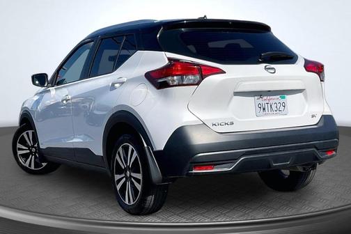 Aspen White / Super Black 2018 Nissan Kicks SV