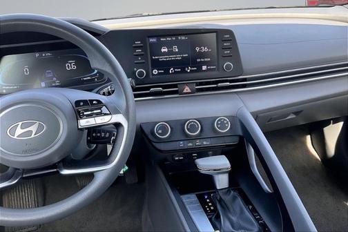 2024 Hyundai ELANTRA SE