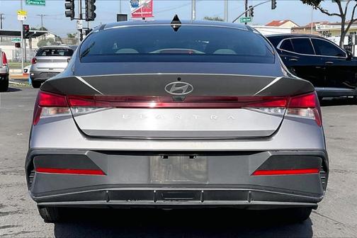 2024 Hyundai ELANTRA SE