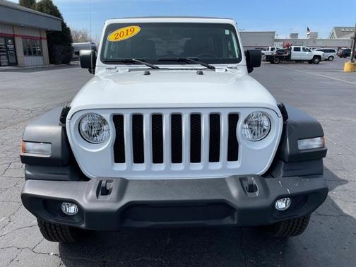 Photo 2 of 34 of 2019 Jeep Wrangler Unlimited Sport