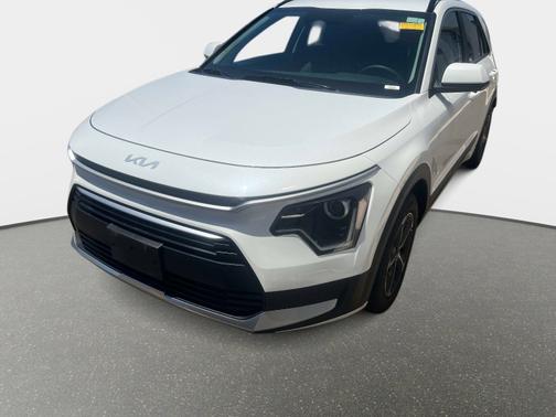 Snow White Pearl 2023 Kia Niro LX