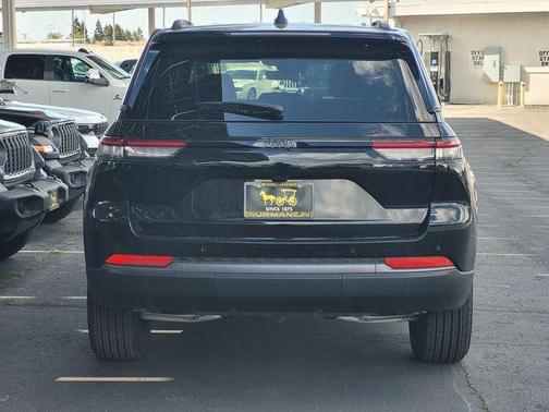 Diamond Black 2026 Jeep Grand Cherokee Laredo