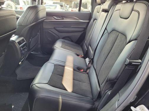 Diamond Black 2026 Jeep Grand Cherokee Laredo