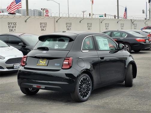 2025 FIAT 500e Base