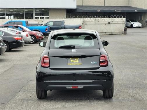 2025 FIAT 500e Base