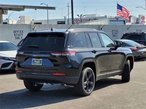 2025 Jeep Grand Cherokee Laredo