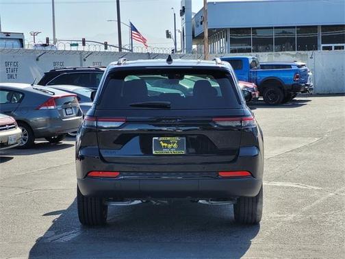 2025 Jeep Grand Cherokee Laredo