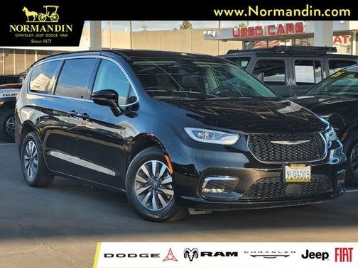 Diamond Black 2024 Chrysler Pacifica Hybrid Select
