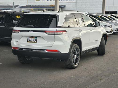 Bright White Clearcoat 2023 Jeep Grand Cherokee Limited