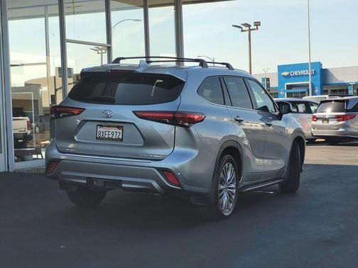 Celestial Silver Metallic 2021 Toyota Highlander Platinum