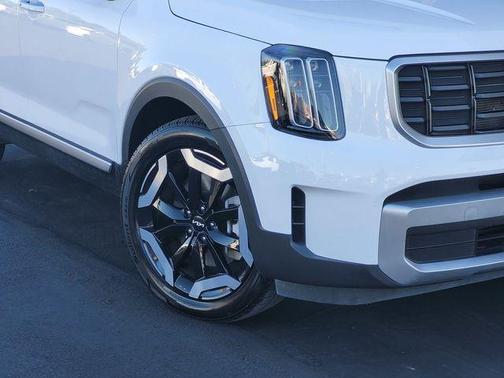 Glacial White Pearl 2023 Kia Telluride S
