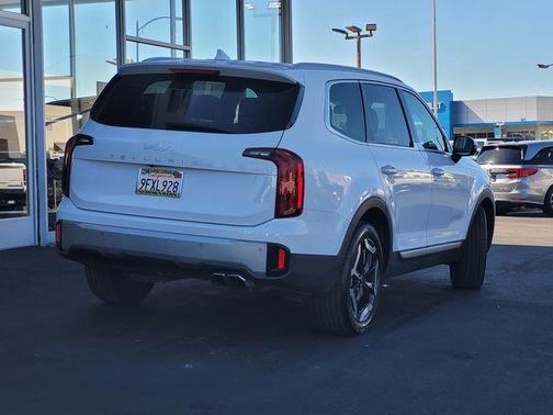Glacial White Pearl 2023 Kia Telluride S
