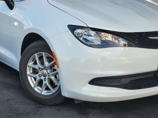 Bright White Clearcoat 2023 Chrysler Voyager LX