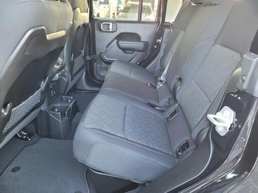 Black Clearcoat 2026 Jeep Gladiator Mojave