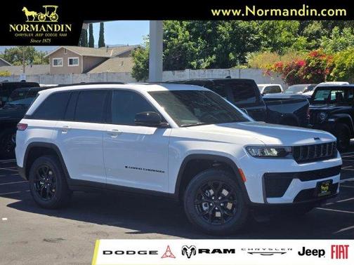 Bright White Clearcoat 2026 Jeep Grand Cherokee Laredo