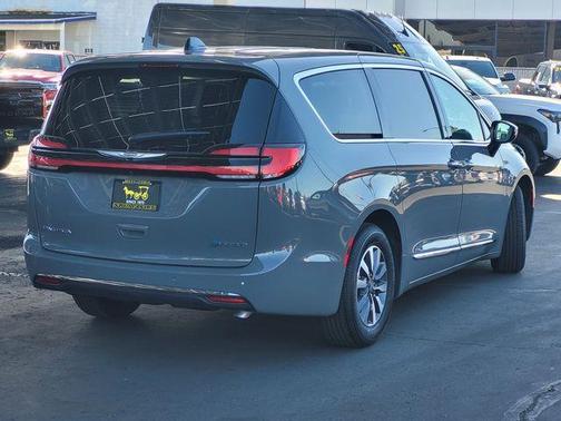 2023 Chrysler Pacifica Hybrid Limited
