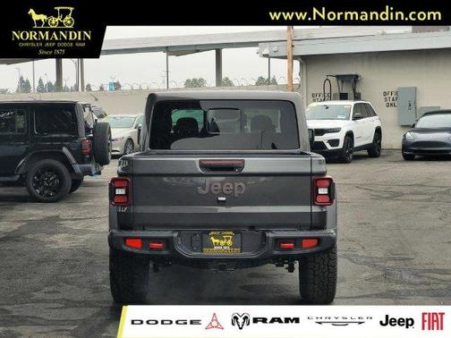 Granite Crystal Clearcoat Metallic 2026 Jeep Gladiator Rubicon