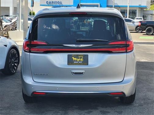 2023 Chrysler Pacifica Touring-L