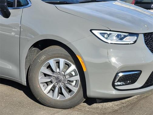 2025 Chrysler Pacifica Hybrid Select