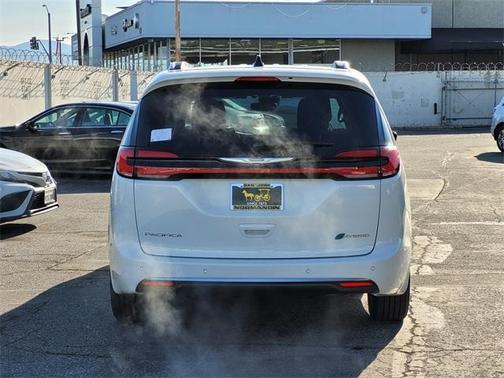 2025 Chrysler Pacifica Hybrid Pinnacle