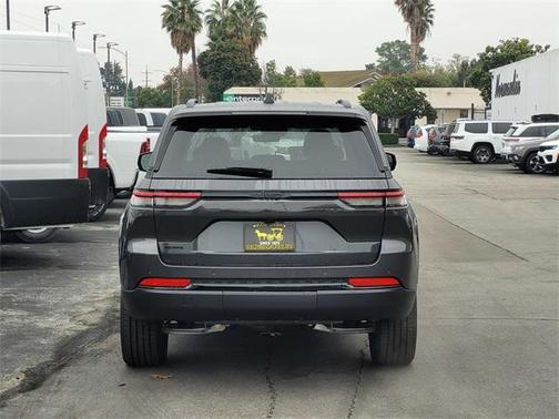 2025 Jeep Grand Cherokee Laredo