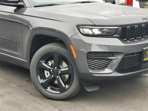 2025 Jeep Grand Cherokee Laredo