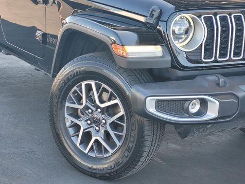 Black Clearcoat 2025 Jeep Wrangler Sahara