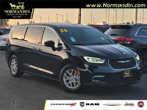 2025 Chrysler Pacifica Select