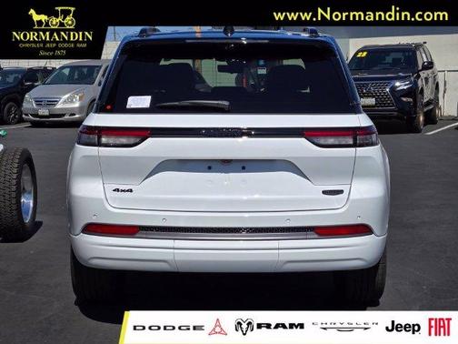 Bright White Clearcoat 2027 Jeep Grand Cherokee L Summit
