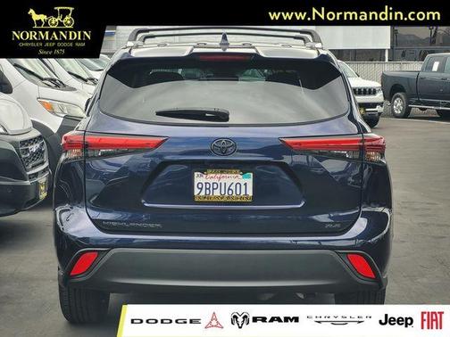Gray 2022 Toyota Highlander XLE