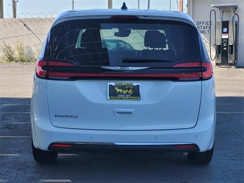 2023 Chrysler Pacifica Touring-L