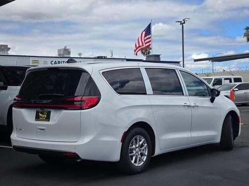 Bright White Clearcoat 2027 Chrysler Pacifica SELECT