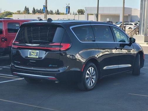 Brilliant Black Crystal Pearlcoat 2023 Chrysler Pacifica Hybrid Touring L