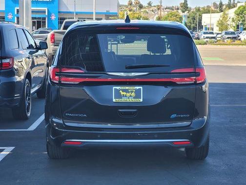Brilliant Black Crystal Pearlcoat 2023 Chrysler Pacifica Hybrid Touring L