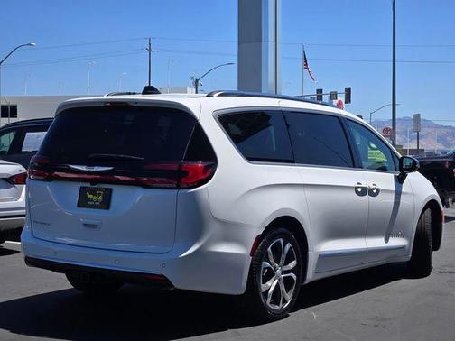 Bright White Clearcoat 2026 Chrysler Pacifica Pinnacle