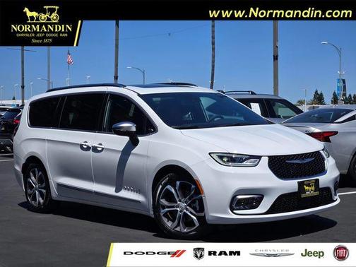 Bright White Clearcoat 2026 Chrysler Pacifica Pinnacle