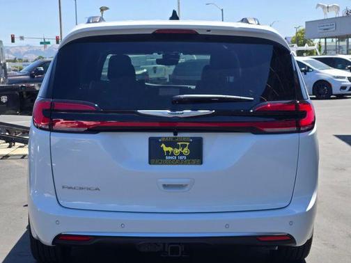 Bright White Clearcoat 2026 Chrysler Pacifica Pinnacle