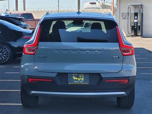 2025 Volvo XC40 B5 Core Bright Theme