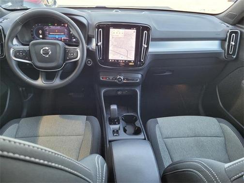 2025 Volvo XC40 B5 Core Bright Theme